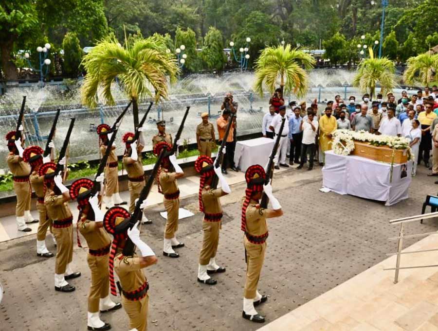 Kolkata police give gun salute to KK at Rabindra Sadan on Wednesday afternoon