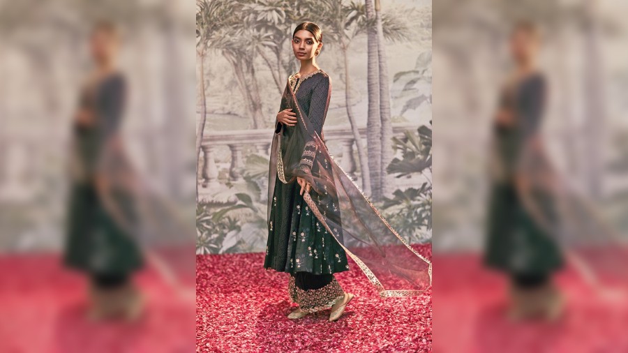 Ideal for a night event, we heart this dark satin silk salwar embellished with silver gota sequins and mukaish with a hint of resham, paired with a soft and lightweight organza dupatta decorated with a thin delicate border in mukaish.