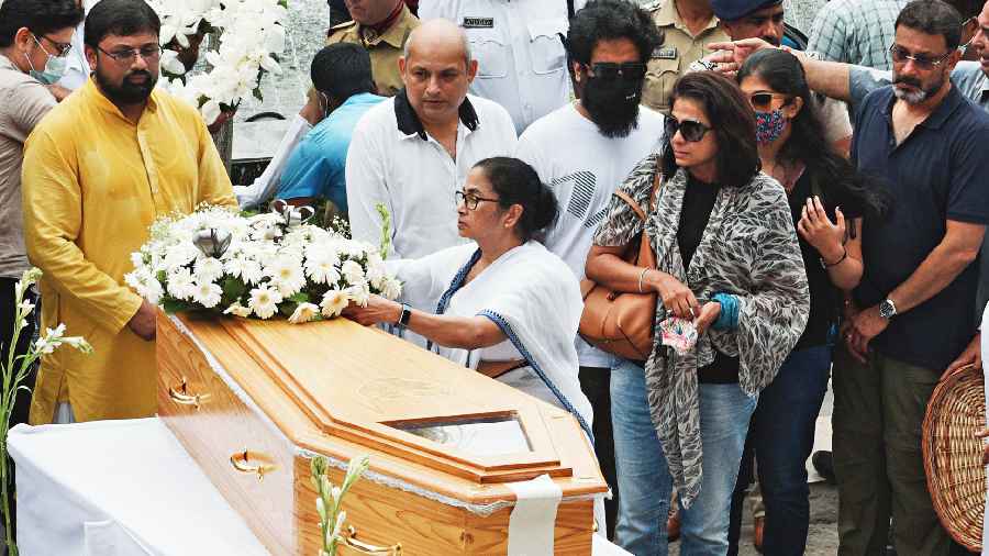 Chief minister Mamata Banerjee places a wreath on the coffin carrying the body of singer KK at Rabindra Sadan on Wednesday. 
