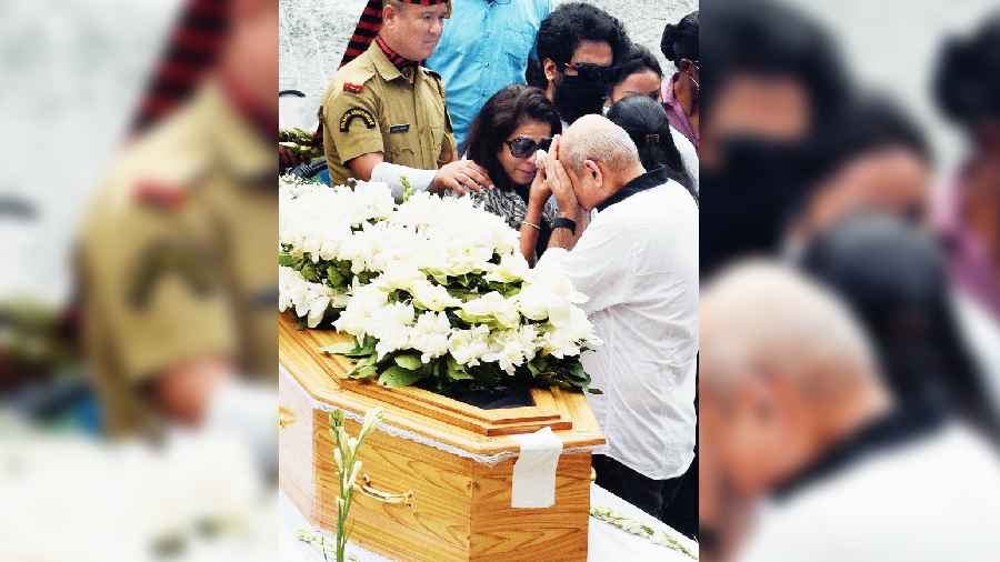 KK’s wife and son (in mask) and his secretary, Hitesh Bhatt (in white shirt), pay their tributes to the singer at Rabindra Sadan on Wednesday afternoon. 