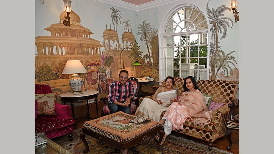Arindam Sil, Moon Moon Sen and Madhu Neotia indulge in a hearty adda over coffee. “It is a lovely atmosphere here and I am meeting many of them after a long time,” said Moon Moon. 