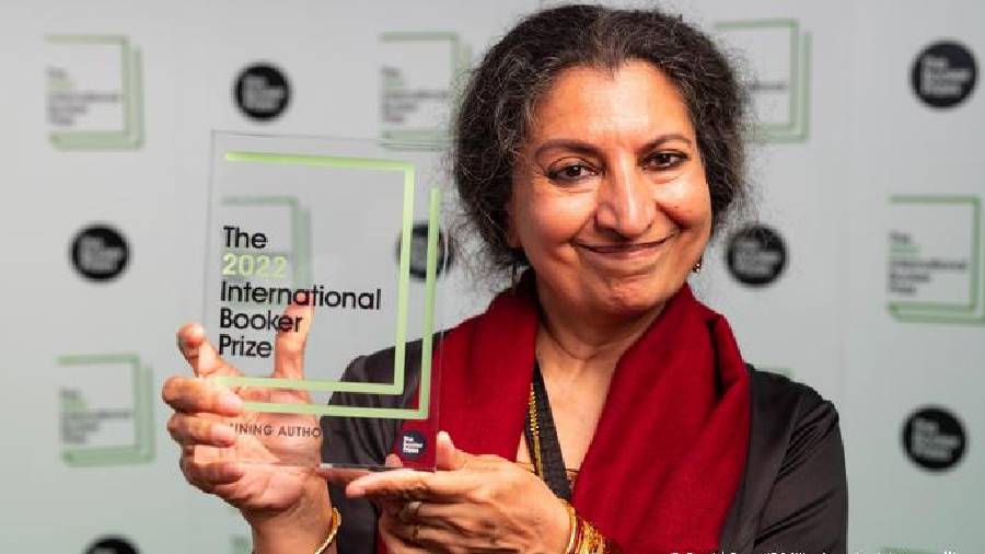 Geetanjali Shree receives the Booker Prize on May 26, 2022