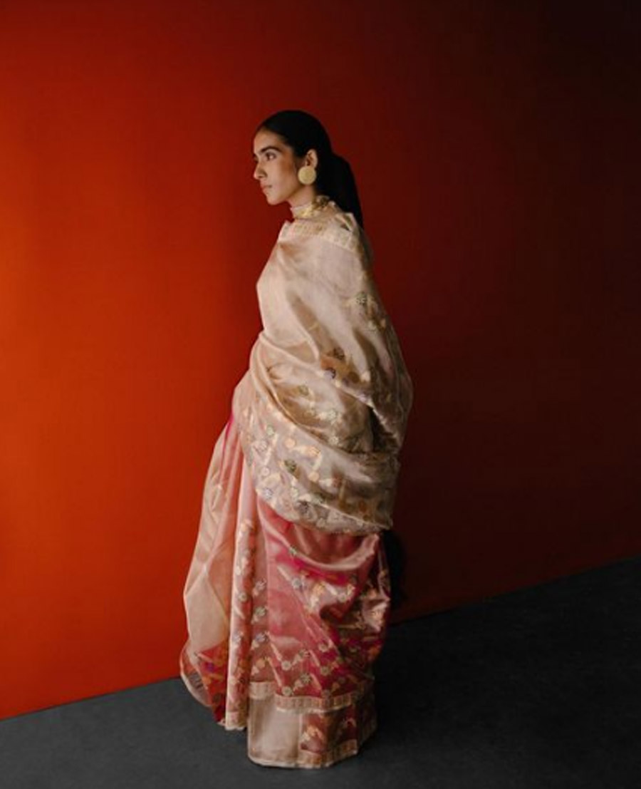 Heritage Weaves/revival saris: White heirloom pieces or revived saris can be the ultimate bridal statement. Go for embellished pieces like this handwoven pure tissue sari by Ekaya Banaras or something maximalist and old school 
