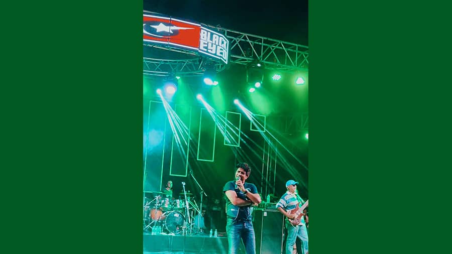 KK’s easy-flowing voice hung heavy in the stuffy Nazrul Mancha air