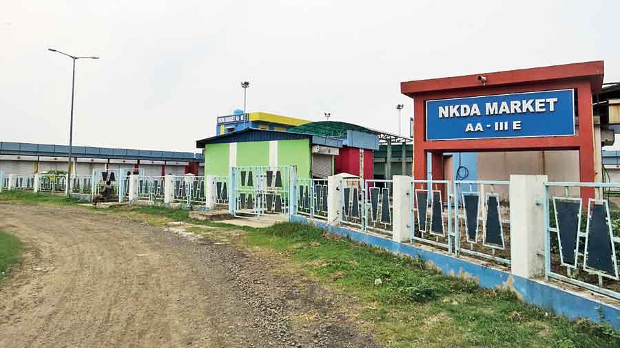 Close to 200 stalls at the NKDA Market in Action Area IIIE stands ready as a big unauthorised market does brisk business outside Sukhobrishti close by. 