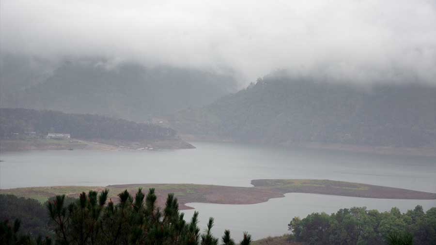 Rains are a constant companion in Meghalaya and watching the clouds kiss the lake is an ideal end to the day