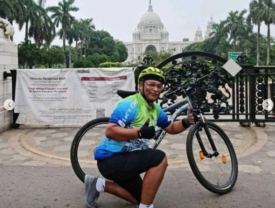  An elderly cyclist poses in front of Victoria Memorial Hall. The cyclist group Cycle Network Grow uploaded this photograph on Instagram to mark the World Bicycle Day on Friday.