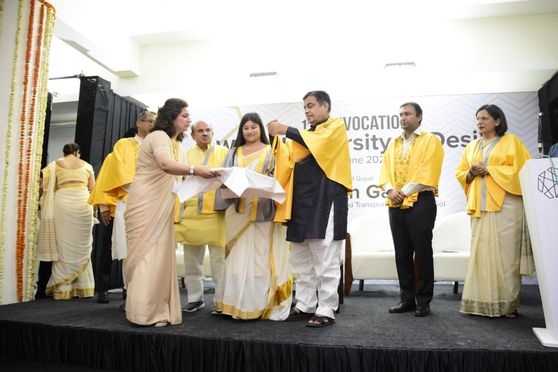 Nitin Gadkari awards students with medals and degrees.  