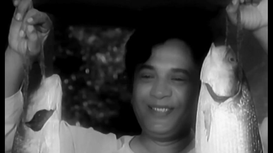 Uttam Kumar in 'Ki kore ashe jamai’ from Samadhan (1980)