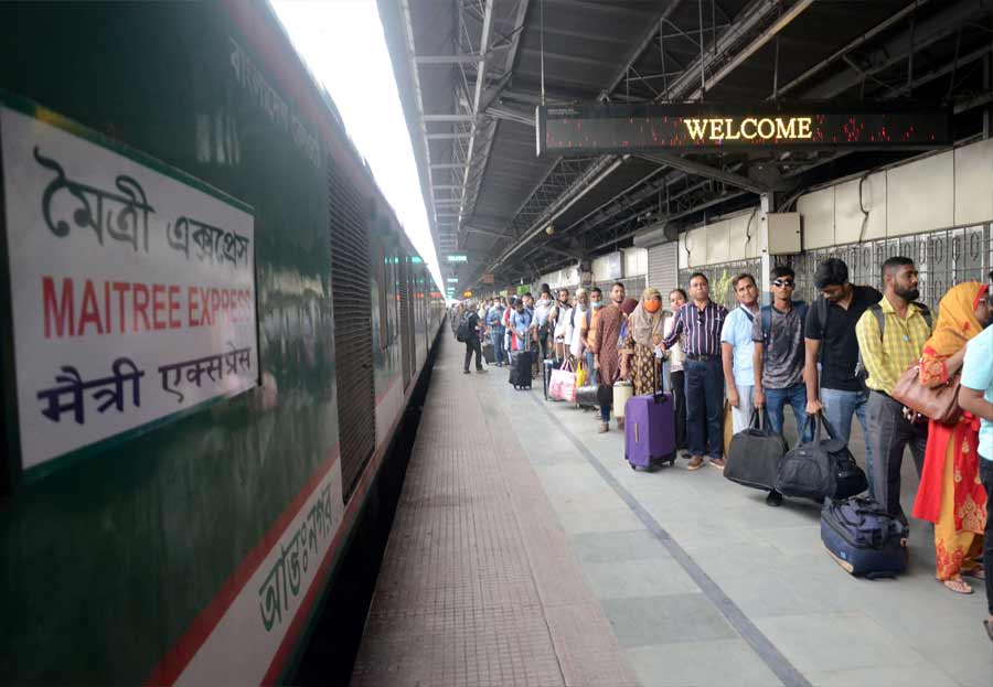 BYE! BYE!: People queue up at Kolkata station to board Maitree Express on Sunday, May 29. Both Maitree Express and Bandhan Express had ceased ferrying people from Bangladesh to India and vice versa about two years ago due to the pandemic. The trains resumed services on Sunday.