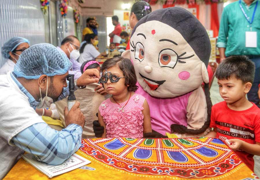 NO KIDDING: An ophthalmologist examines a child’s eyes at a free health check-up camp at Hatibagan on Sunday, May 29. 