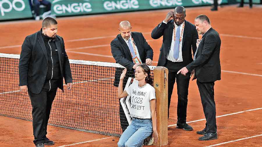 Environmental activist disrupts French Open semi-final