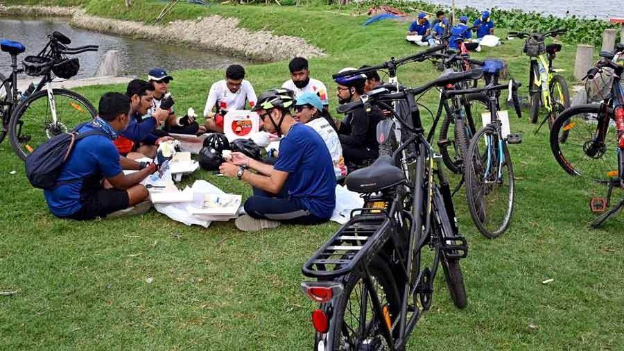 The cyclists had a refreshing start to their day after a ride to Chacker Bheri Picnic Spot with breakfast from Chowman