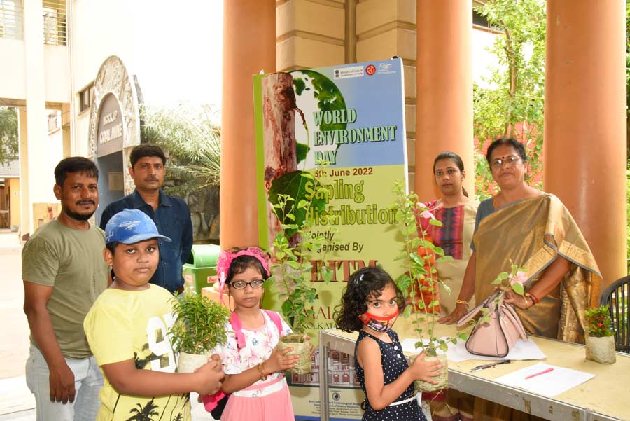 Kids receiving saplings at the event. Around 600 students from Kendriya Vidyalaya, Ballygunge, and BITM’s Science Camp 2022 attended the programme.