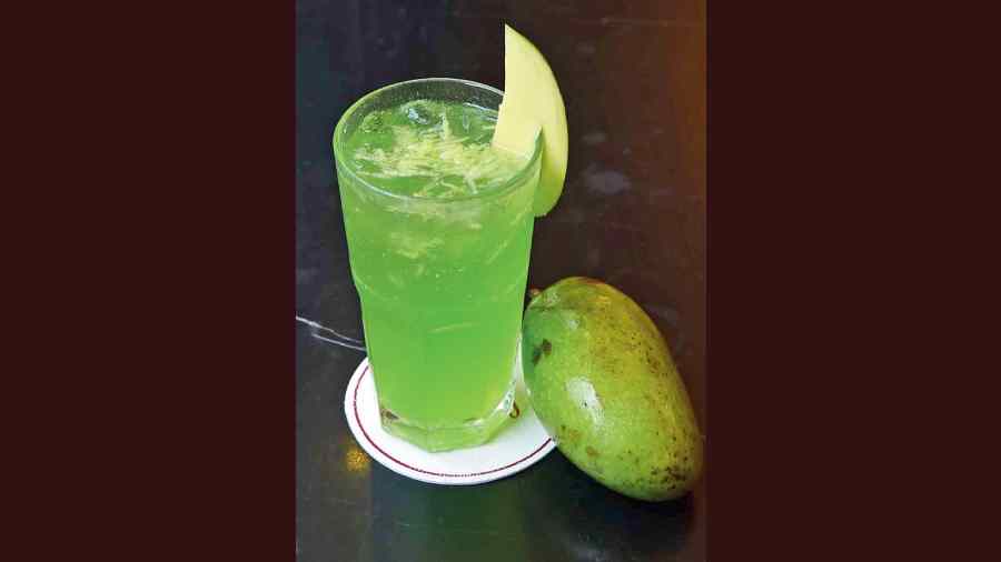 Green Mango Spritzer @Flurys: It’s an iced refreshing beverage made with fresh raw mangoes, raw mango syrup and mint, topped with fizzy soda water. Its beautiful emerald green colour and tangy, yet sweet and rich taste makes it a perfect summer cooler. @Rs 250-plus