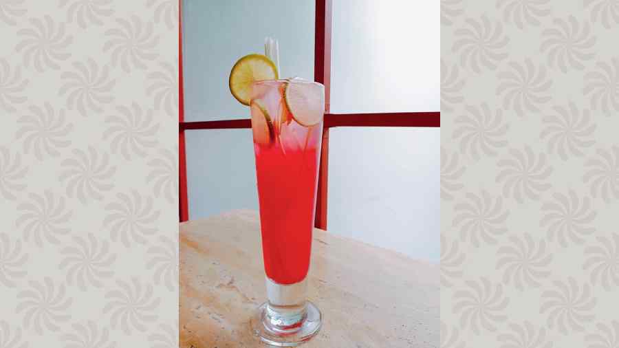 Pink Ginger Fizz @ Cafe Mirosh: Beat the heat with a combination of orange and pineapple juice balanced with strawberry crush, dash of ginger and lemon juice for a zesty feel at the Camac Street lounge. It’s red and refreshing! @Rs 281-plus