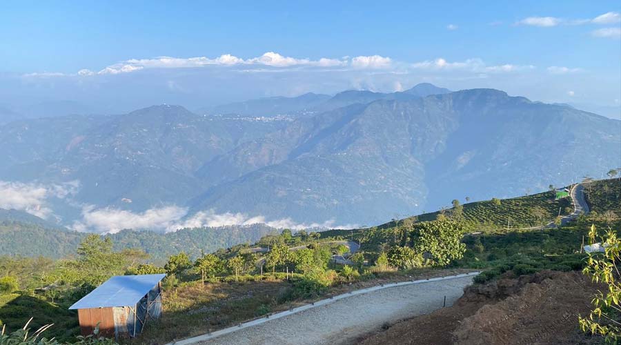 The serpentine Tinchuley-Lopchu road that passes through the Gumbadara viewpoint offers majestic mountain views. The Gumbadara (‘Gumba’ means monastery and ‘dara’ means hilltop) viewpoint affords unhindered vistas of the Kanchenjunga and other peaks amidst pristine blue skies and wispy clouds