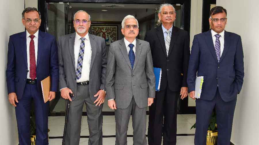 (L-R) RBI Deputy Governors M.K. Jain, M. Rajeshwar Rao, RBI Governor Shaktikanta Das, Deputy Governors Michael Debabrata Patra and Rabi Shankar arrive for a press conference at RBI headquarters in Mumbaii