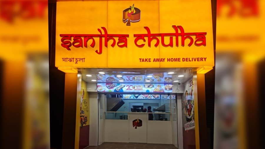 Sanjha Chulha's takeaway in Kaikhali is located one stop before the airport