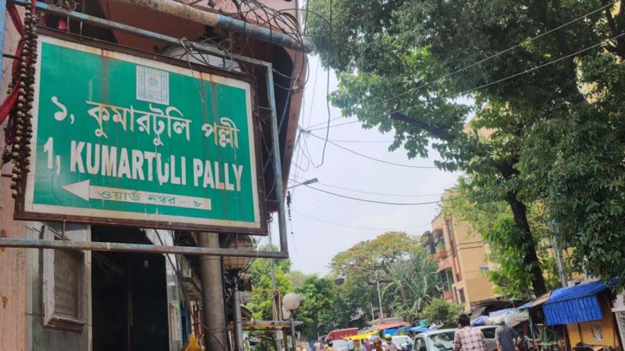 With Kumartuli Pally on your left, the ghat will be straight after the chakra rail line.