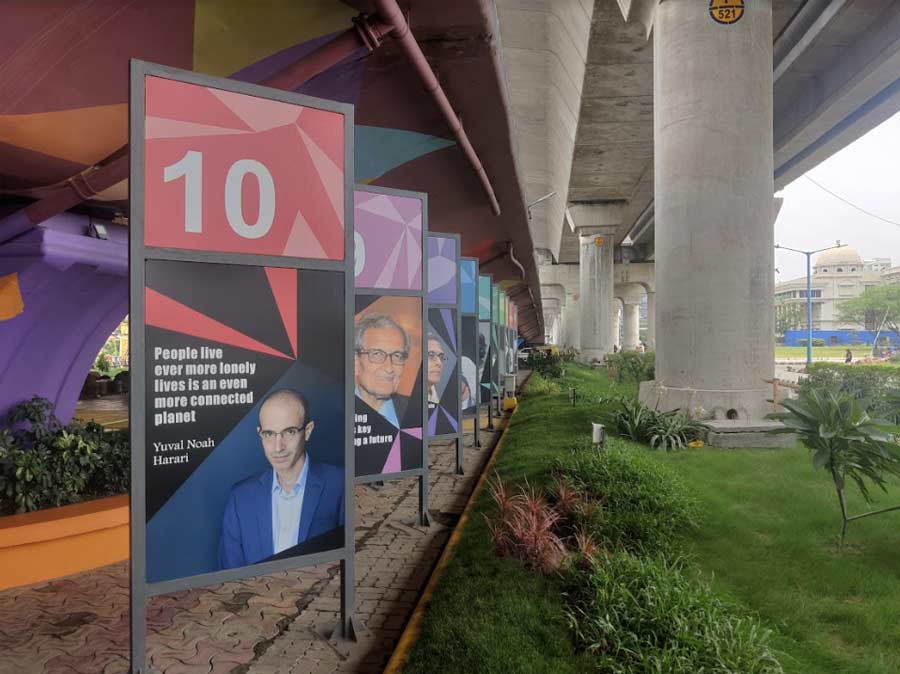 A section of the area is devoted to permanent standees with compelling quotes by Bengali and global personalities of repute including Swami Vivekananda, Amartya Sen, Satyajit Ray and Rabindranath Tagore