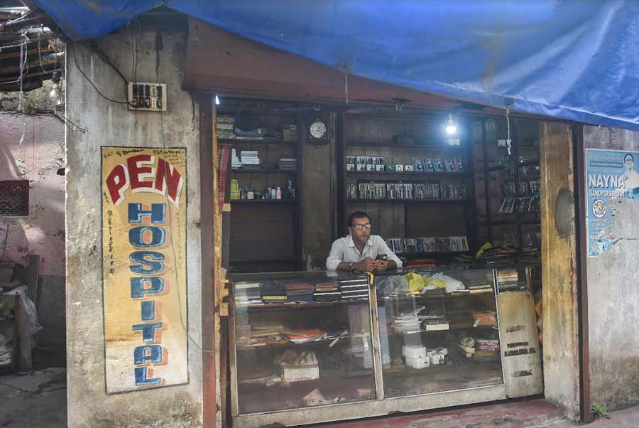 A 77-year-old shop called ‘Pen Hospital’ repairs pens. The ‘hospital’ was started by Samsuddin, grandfather of the current proprietor, Md Imtiaz (the man in the picture).