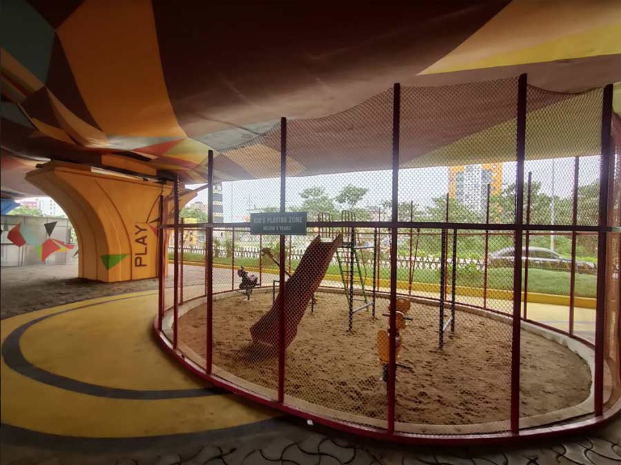 There is also a play area for kids under the age of six, with a slide and see-saw. The muddy ground ensures that the children don’t hurt themselves while playing