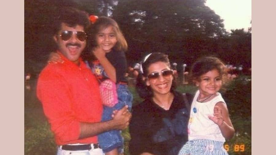 #ThrowbackThursday: A cute family photo with dad Anil Kapoor, mom Sunita and little sister Rhea.