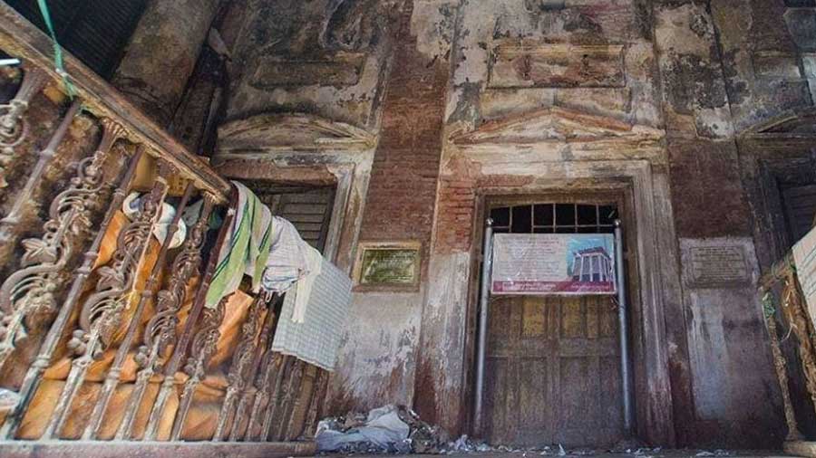 FIRE TEMPLE: Located on Ezra Street, this was the city’s first Parsi fire temple, which now lies in ruins. A flight of steps leads to the deserted temple and as you climb them, aerial banyan roots bush against your shoulder. According to a plaque outside the temple, the Rustomjee Cowasjee Banajee fire temple was built in 1839. It is believed to have been abandoned in the early 1980s and no one knows why. The story goes that the Parsi owner had been unable to give up the property — either for restoration or for sale. So it won’t be long before the temple will turn to debris and the spirits will be homeless