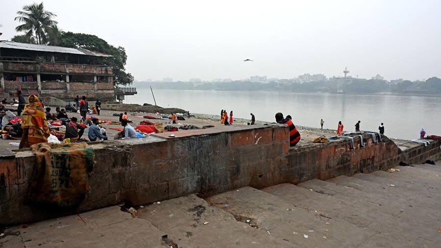 NIMTALA CREMATORIUM: Nimtala Ghat is the ‘ghat that never sleeps’. It is one of the oldest cremation grounds in Kolkata. On the night of the dark goddess (Kali Puja), it is believed that the Aghoris consume the leftover flesh of burning bodies along the ghat and use them for occult powers. Nimtala is also famous for the Baba Bhootnath Dham Temple, where the 300-year-old Bhasmarti ritual is performed. In this ritual, the ashes of a freshly-burnt body are offered to Lord Shiva. On the days that the crematorium has no bodies, it is said that a body miraculously washes up on the shore! 