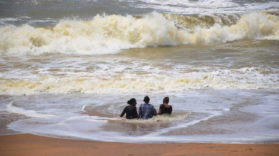 It is advisable to stick close to the shoreline when bathing in the sea at Gopalpur