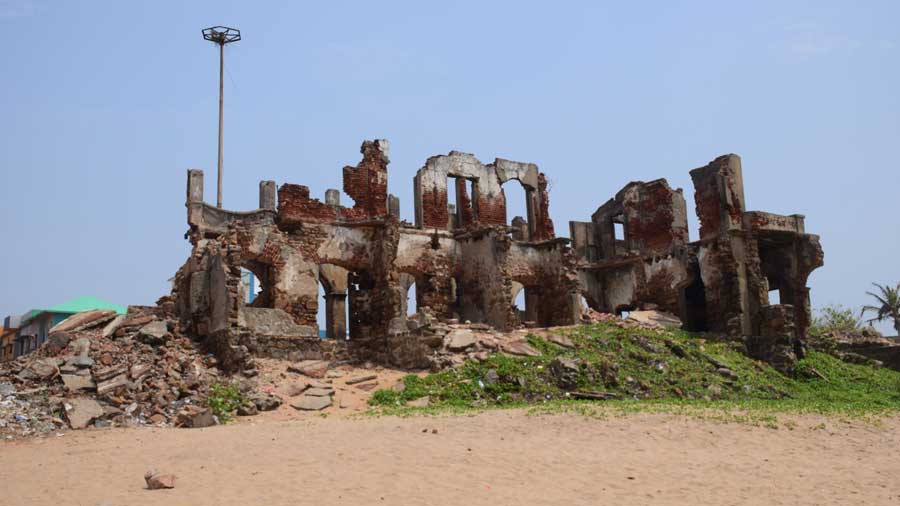 Ruins of one of several colonial-era mansions at Gopalpur