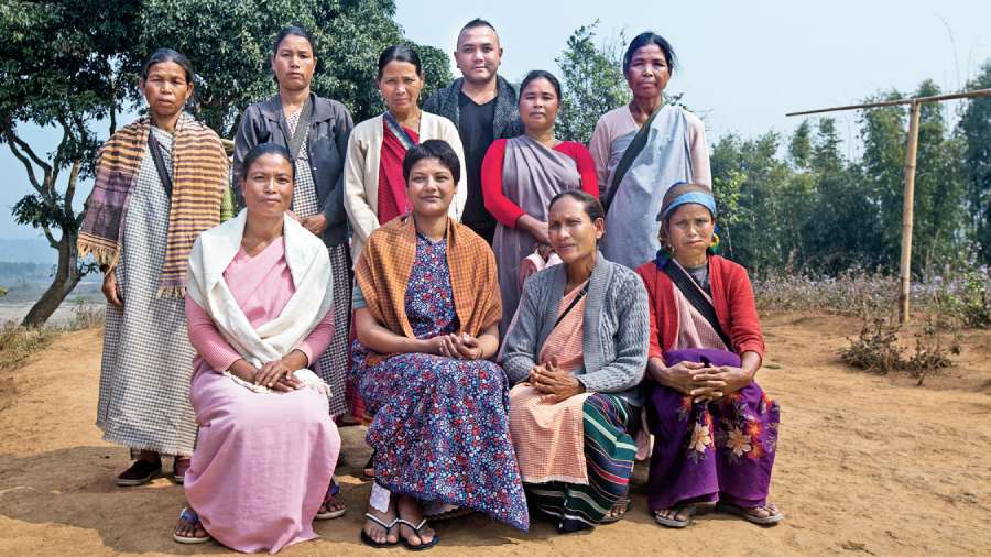 Daniel and Janessaline (second from the left,sitting) with their weavers