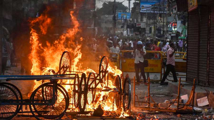 Carts set on fire by miscreants in Ranchi