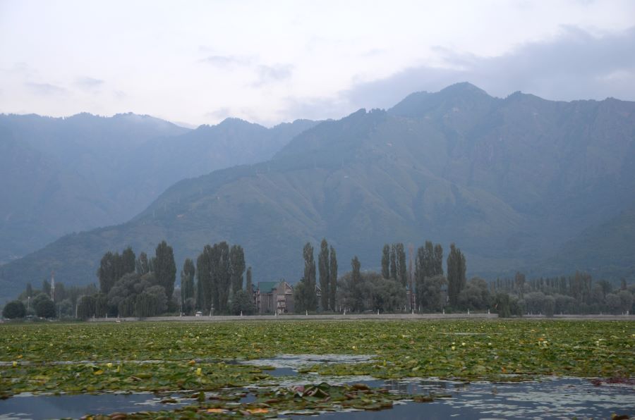 No bad frame: There’s no photo-op gone bad on this ride. Cradled in the midst of lofty mountains, the mirror-like still waters create a postcard-perfect frame every time