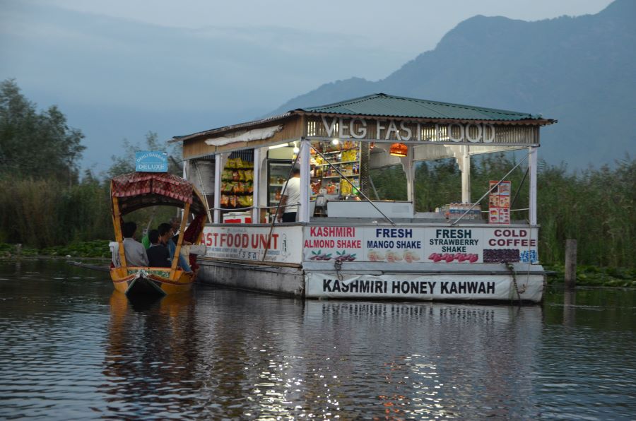 Kahwa break: Definitely stop for a cup of hot Kashmiri kahwa before you set sail to watch the sun set in the water