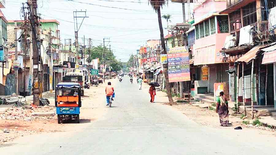 A deserted Bethuadahari town in Nadia district during the first day of a 72 hour bandh on Monday.  