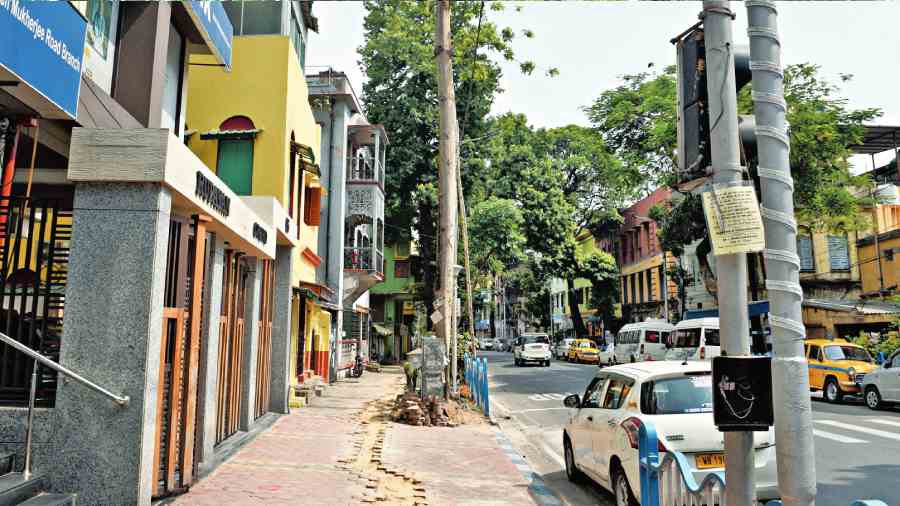 A stretch of Harish Mukherjee Road cleared of overhead cables. 