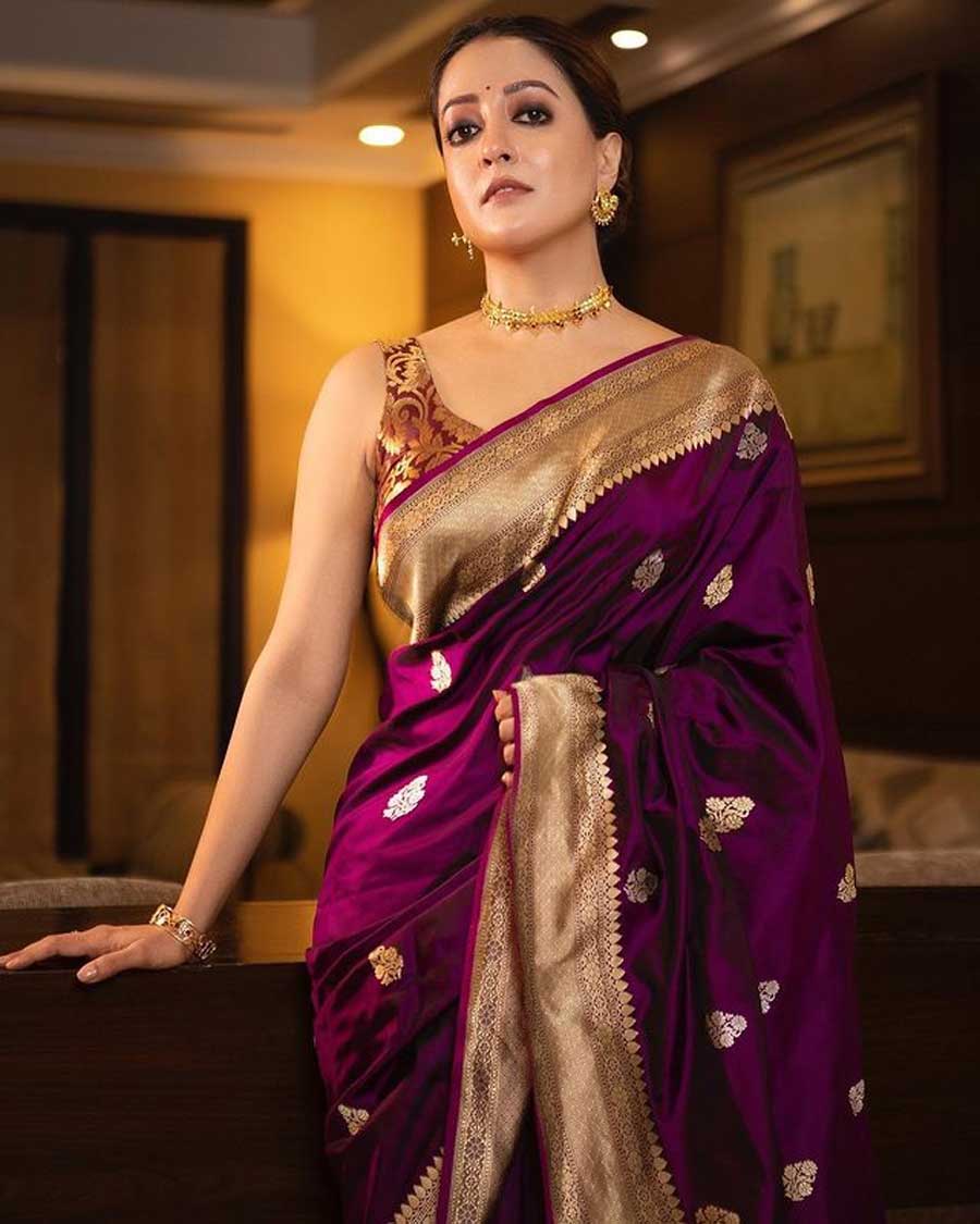 Raima Sen: Leave it to Raima to always look perfect, and this look is no less. The gorgeous wine-coloured silk sari looks regal, while the gold accents and border adds richness to the look. The choice of a brocade blouse is perfect for this sari, all while keeping jewellery, hair and makeup minimal.