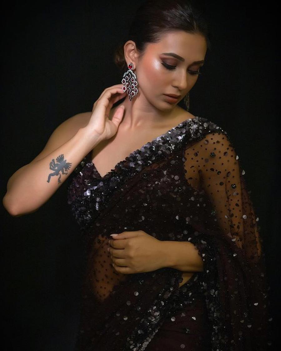 Mimi Chakraborty: Bewitching and completely OTT — that’s Mimi for you. This all-black look is enchanting on her. The net sari, with subtle sequin work, pairs perfectly with the matching blouse, while her diamond and ruby chandelier earrings add to the look without overpowering it! 