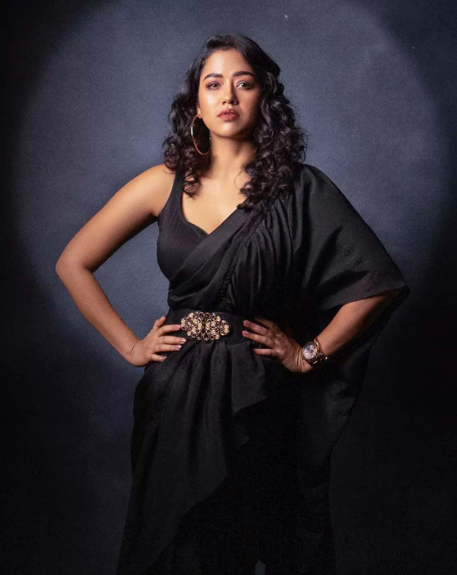 Sohini Sarkar: When in doubt always wear black and never forget to belt it! Sohini shows us how to do exactly that and look glamorous while doing it. Belting a sari is a great way to add an extra element to your outfit while making sure you look chic.