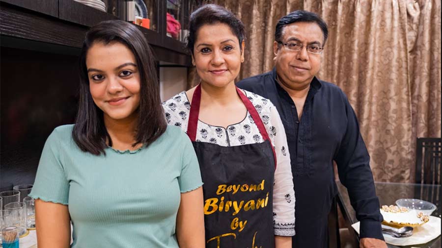 Farah (centre) with her younger daughter Ifrah and her husband, Rubayat