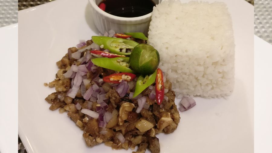 Pork lovers, rejoice! The Philippines is known for its selection of pork dishes. Curried, fried, wok-tossed — there’s a host of options to dig into. Another Pampanga dish is the well-known sisig. This famous wok-tossed preparation is made with finely chopped pig’s ear, cheek and face. Sounds adventurous, but is actually delicious with the simple flavours of onion, chillies and sweet-sour calamansi, a lime variant indigenous to the Philippines. 