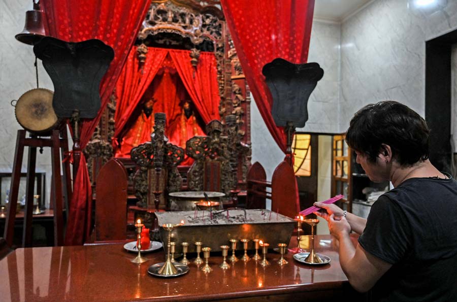 Yune Leong Futh Church is right next to the restaurant in the same building. Yune and Leong are the two deities worshipped in the church and Futh is Chinese for god. If you visit the temple, chances are your hunt for Chinese would end up in a spiritual experience!