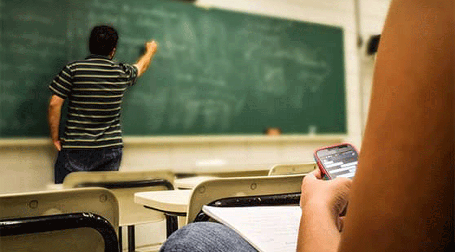 Govt to launch English-speaking training course for teachers Govt to launch English-speaking training course for teachers