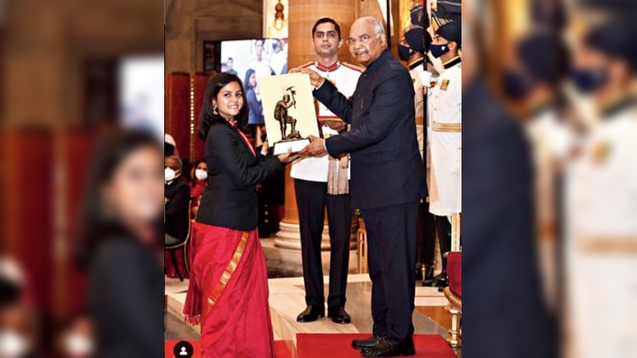 Priyanka Mohite receiving the Tenzing Norgey National Adventure Award from president Ram Nath Kovind at Rastrapathi Bhavan in 2021