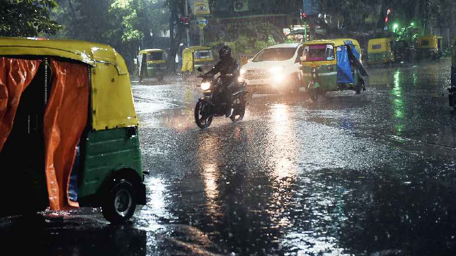 Vehicles amid rain near Sovabazar Metro station on Tuesday night.
