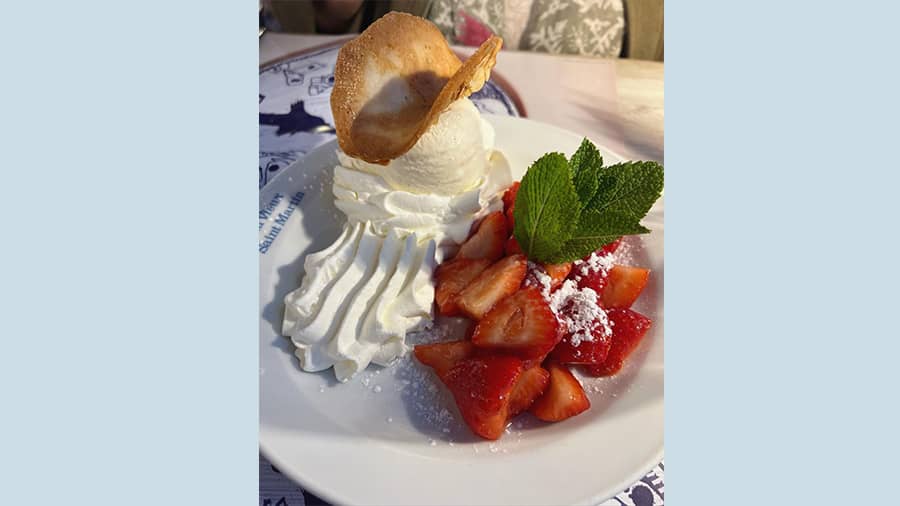 Summer swelter and Tuesday blues find the perfect cure in this cool plate of sinful goodness from Brussels. It had us checking Swiggy for the quickest possible delivery of some strawberry and cream cheese. Craving calling!