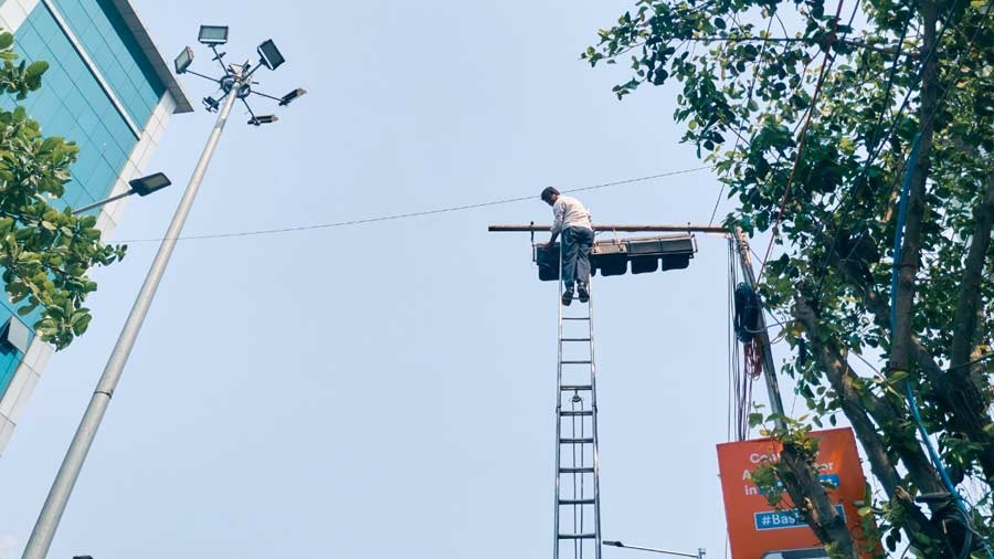 ‘When the first traffic lights were installed at the crossing of Park Street and Chowringhee, they became a tourist attraction. People from all parts of the city came to see them’ 