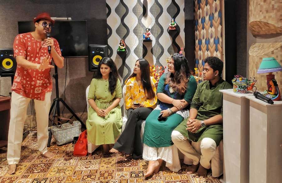 (From left) Ananjan Chakraborty, Madhuraa Bhattacharya, Riti Chowdhury, Ujjaini Mukherjee and Bitan Das at the launch of the Indian mashup cover of Justin Bieber’s song ‘Lonely’ on Wednesday